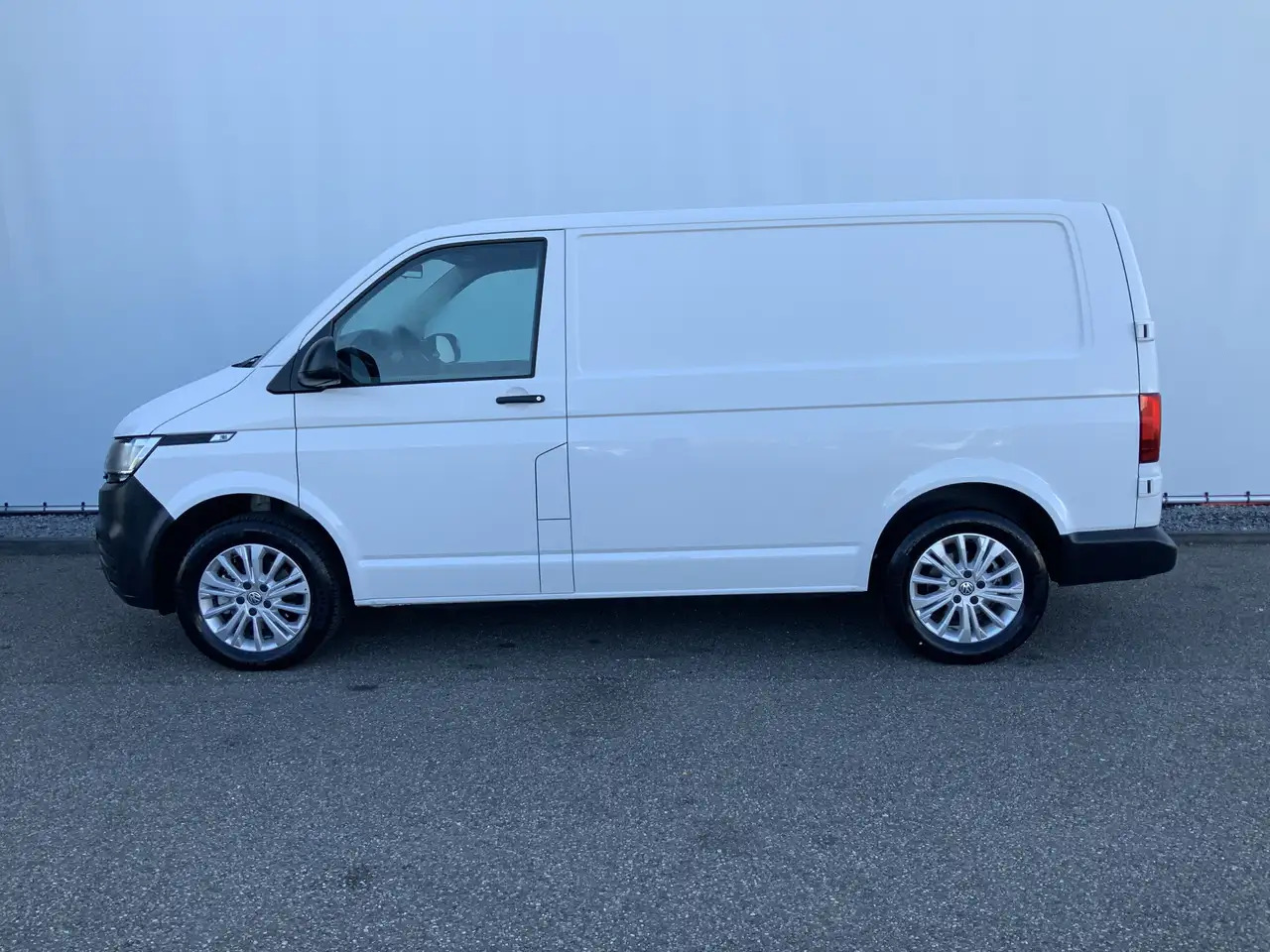 Volkswagen T6.1 Transporter 2.0 TDI L1H1 26 Economy Business Airco Cruise 3 Zi - Kassebil: bilde 3 Volkswagen T6.1 Transporter 2.0 TDI L1H1 26 Economy Business Airco Cruise 3 Zi - Kassebil: bilde 3