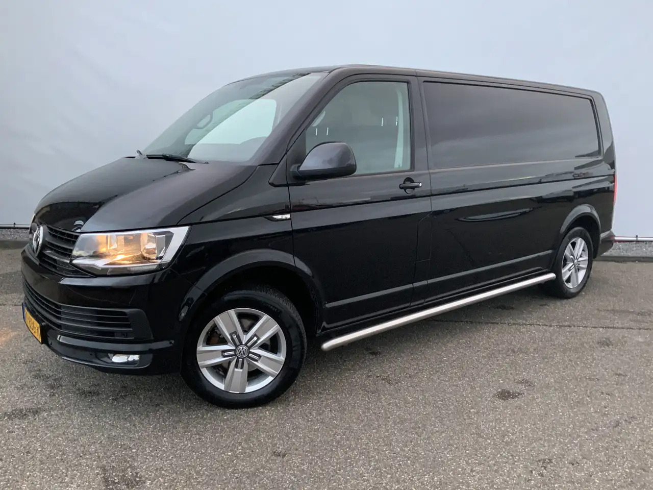 Volkswagen T6 Transporter 2.0 TDI L2H2 Highline Automaat Airco Cruise Navi A - Kassebil: bilde 1 Volkswagen T6 Transporter 2.0 TDI L2H2 Highline Automaat Airco Cruise Navi A - Kassebil: bilde 1