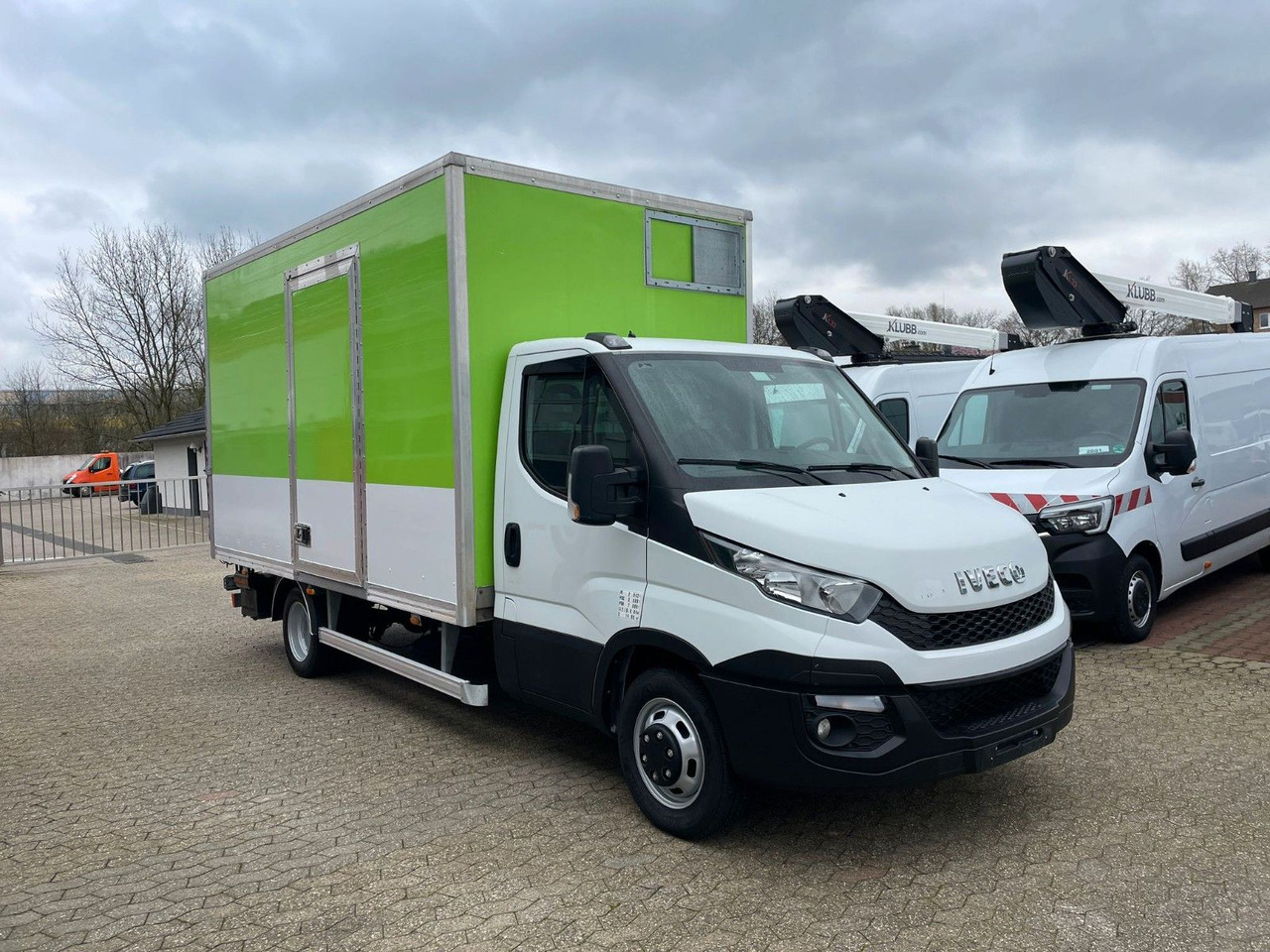Iveco Daily 35C15 Koffer 4.2m Ladebordwand - Varebil med skap: bilde 2 Iveco Daily 35C15 Koffer 4.2m Ladebordwand - Varebil med skap: bilde 2