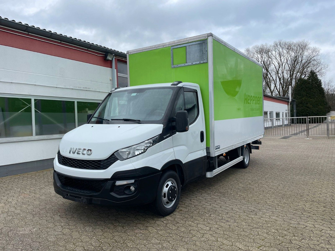 Iveco Daily 35C15 Koffer 4.2m Ladebordwand - Varebil med skap: bilde 1 Iveco Daily 35C15 Koffer 4.2m Ladebordwand - Varebil med skap: bilde 1
