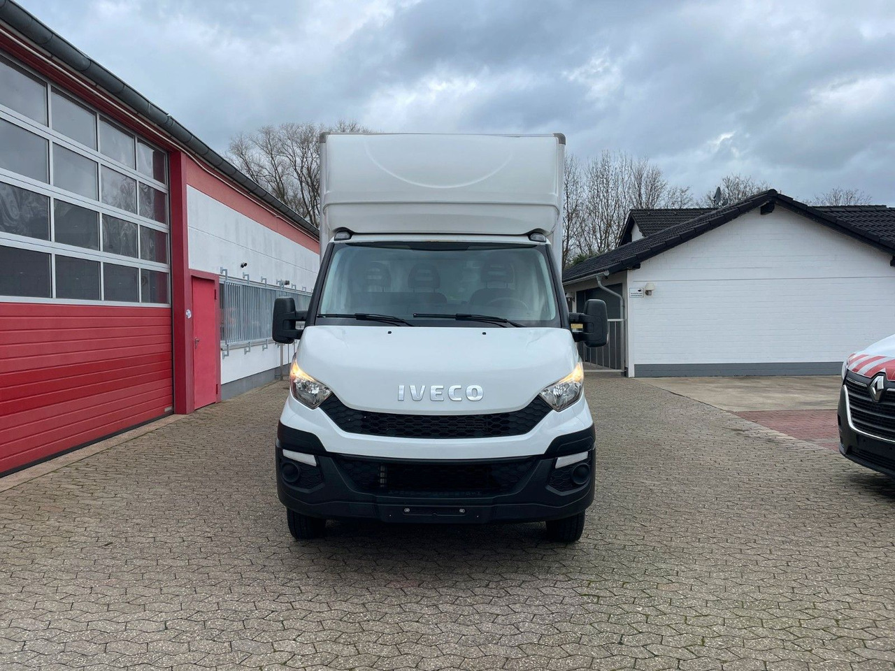 Iveco Daily Koffer 4.2m Ladebordwand Dhollandia Klima - Varebil med skap: bilde 2 Iveco Daily Koffer 4.2m Ladebordwand Dhollandia Klima - Varebil med skap: bilde 2