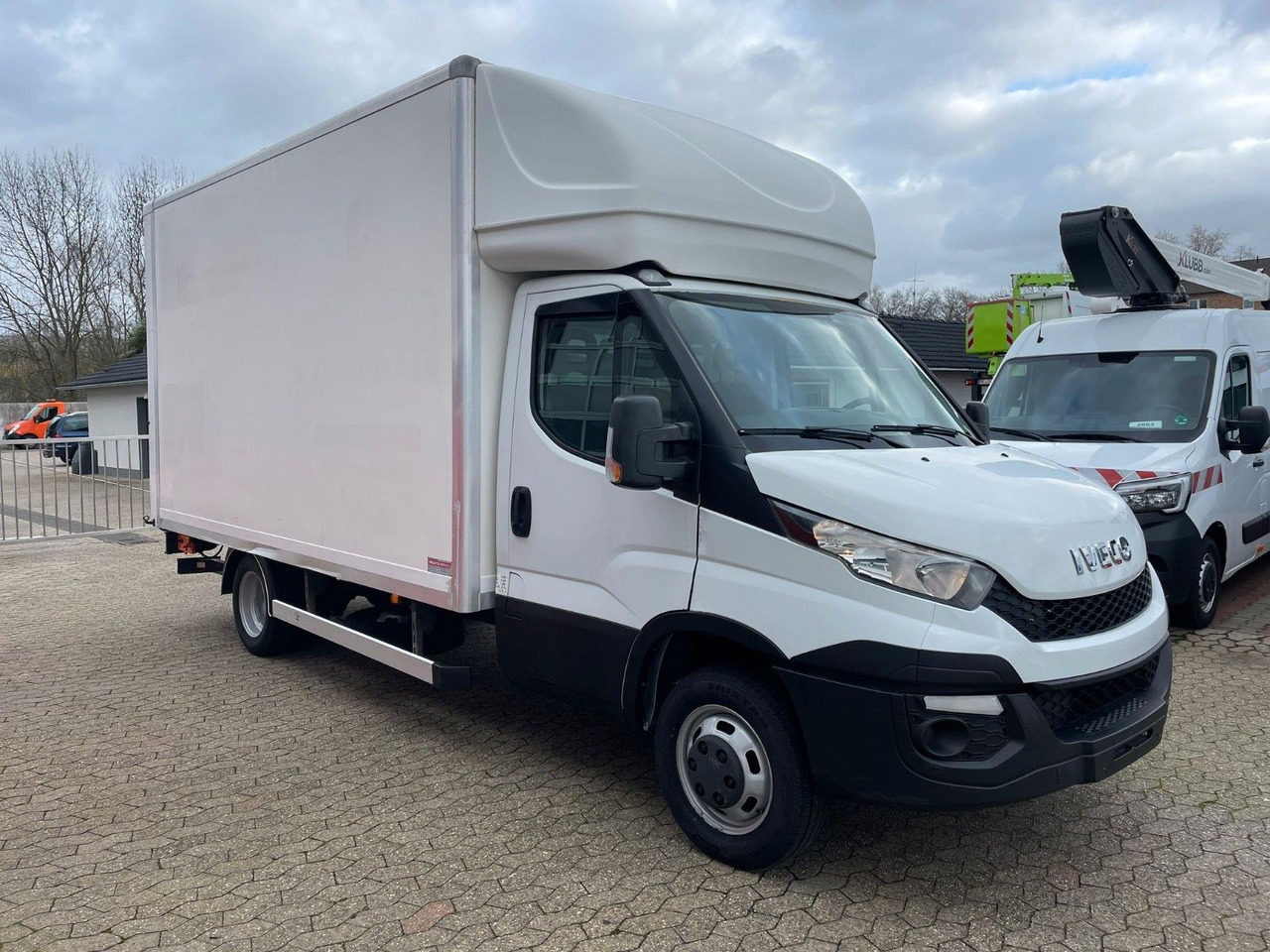 Iveco Daily Koffer 4.2m Ladebordwand Dhollandia Klima - Varebil med skap: bilde 3 Iveco Daily Koffer 4.2m Ladebordwand Dhollandia Klima - Varebil med skap: bilde 3