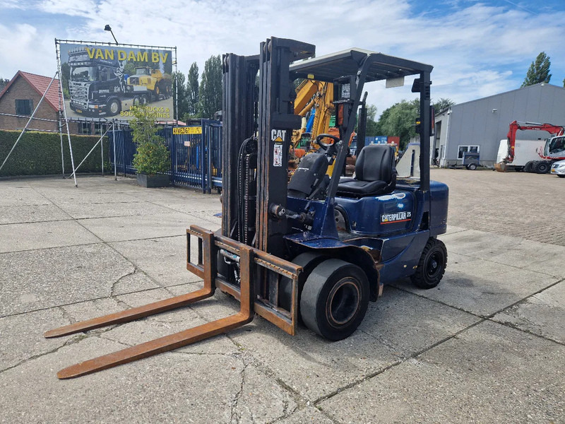 Caterpillar DP25K met breed vorkenbord - Dieseltruck: bilde 1 Caterpillar DP25K met breed vorkenbord - Dieseltruck: bilde 1