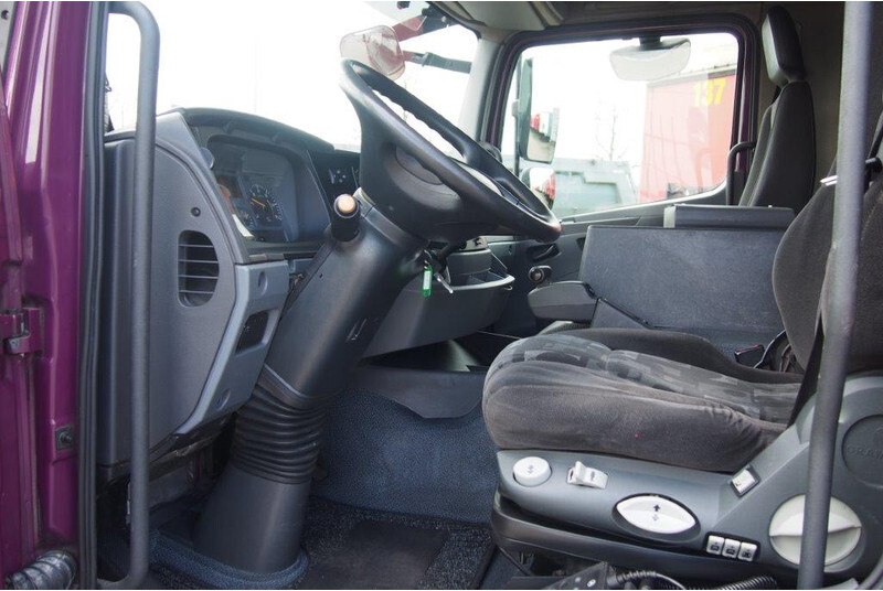 Interior photo 1: Lastebil med kjøl Mercedes-Benz Axor 1824
