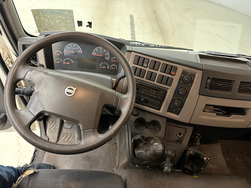 Interior photo 2: Skapbil Volvo FL 240