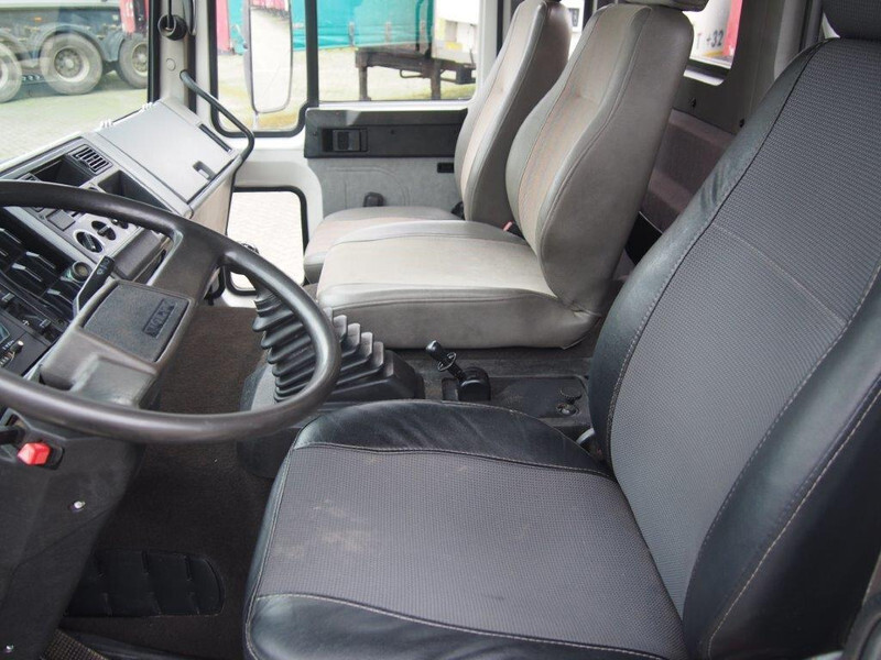 Interior photo 1: Tippbil, Kranbil Volvo FL6.180