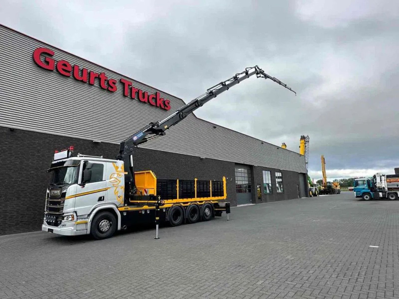 Scania R530 V8 NGS 8X4 TRIDEM MET HYVA 2Z KIPPER + HMF - Tippbil, Kranbil: bilde 3 Scania R530 V8 NGS 8X4 TRIDEM MET HYVA 2Z KIPPER + HMF - Tippbil, Kranbil: bilde 3