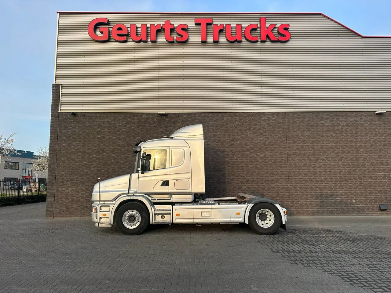 Scania T124-420 LA4X2NA ORIGINAL KM TREKKER MET HYDRAUL - Trekkvogn: bilde 1 Scania T124-420 LA4X2NA ORIGINAL KM TREKKER MET HYDRAUL - Trekkvogn: bilde 1