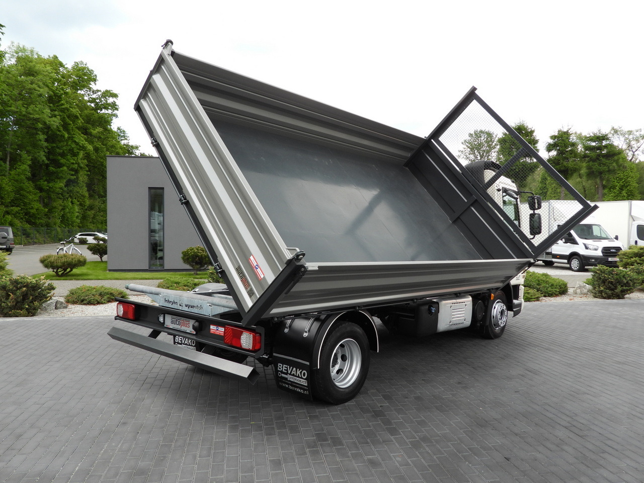 DAF LF 180 THREE-WAY TIPPER CRUISE CONTROL LED LIGHTS AUTOMATIC TRANSMISSION TWIN WHEELS AIR CONDITIONING 180HP - Tippbil: bilde 3 DAF LF 180 THREE-WAY TIPPER CRUISE CONTROL LED LIGHTS AUTOMATIC TRANSMISSION TWIN WHEELS AIR CONDITIONING 180HP - Tippbil: bilde 3