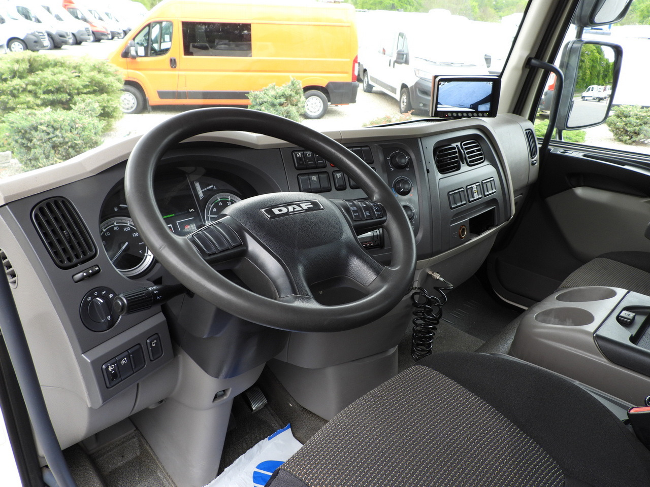 DAF LF 180 THREE-WAY TIPPER CRUISE CONTROL LED LIGHTS AUTOMATIC TRANSMISSION TWIN WHEELS AIR CONDITIONING 180HP - Tippbil: bilde 2 DAF LF 180 THREE-WAY TIPPER CRUISE CONTROL LED LIGHTS AUTOMATIC TRANSMISSION TWIN WHEELS AIR CONDITIONING 180HP - Tippbil: bilde 2