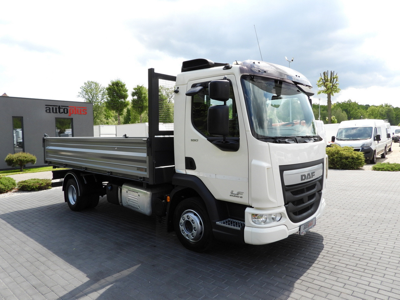 DAF LF 180 THREE-WAY TIPPER CRUISE CONTROL LED LIGHTS AUTOMATIC TRANSMISSION TWIN WHEELS AIR CONDITIONING 180HP - Tippbil: bilde 4 DAF LF 180 THREE-WAY TIPPER CRUISE CONTROL LED LIGHTS AUTOMATIC TRANSMISSION TWIN WHEELS AIR CONDITIONING 180HP - Tippbil: bilde 4