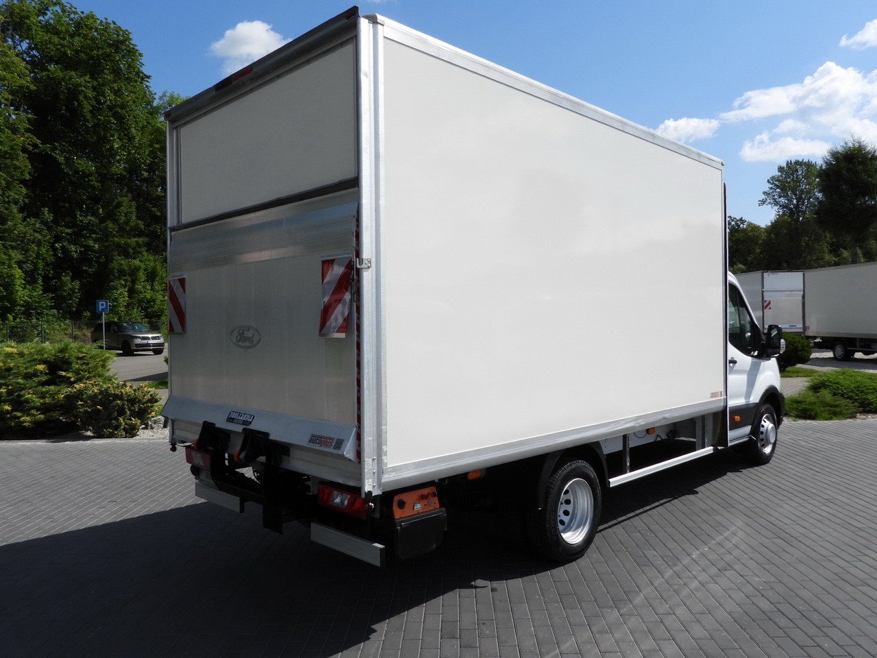 FORD TRANSIT BOX LIFT 8 PALLETS CRUISE CONTROL LED LIGHTS TWIN WHEELS AIR CONDITIONING 130HP - Varebil med skap: bilde 3 FORD TRANSIT BOX LIFT 8 PALLETS CRUISE CONTROL LED LIGHTS TWIN WHEELS AIR CONDITIONING 130HP - Varebil med skap: bilde 3