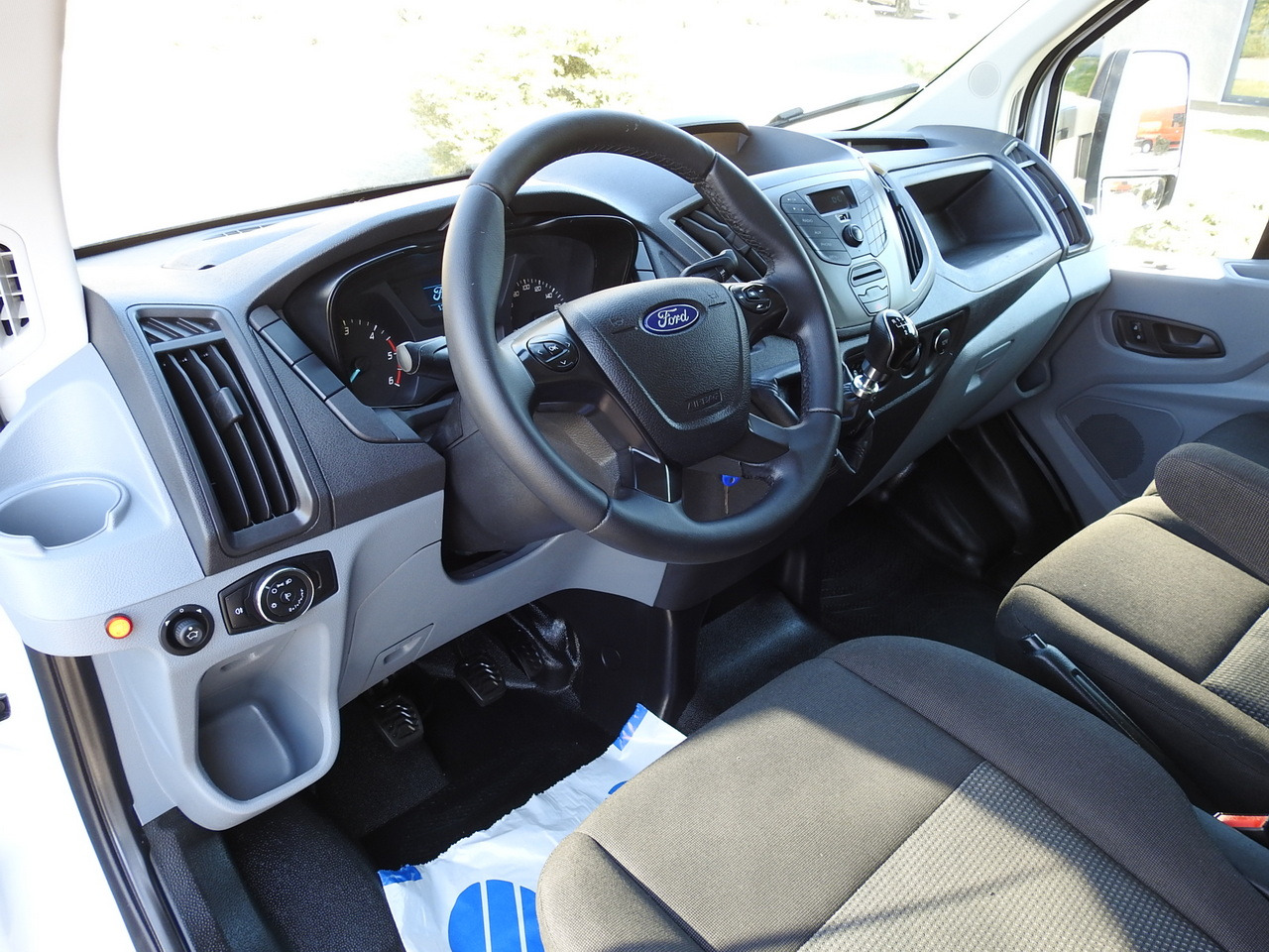 FORD TRANSIT BOX LIFT 8 PALLETS TWIN WHEELS AIR CONDITIONING 130HP - Varebil med skap: bilde 2 FORD TRANSIT BOX LIFT 8 PALLETS TWIN WHEELS AIR CONDITIONING 130HP - Varebil med skap: bilde 2