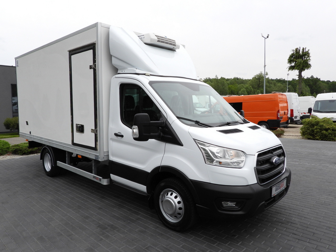 FORD TRANSIT BOX / REFRIGERATOR BOX 5*C / CRUISE CONTROL LED LIGHTS TWIN WHEELS AIR CONDITIONING 130HP - Varebil med skap: bilde 4 FORD TRANSIT BOX / REFRIGERATOR BOX 5*C / CRUISE CONTROL LED LIGHTS TWIN WHEELS AIR CONDITIONING 130HP - Varebil med skap: bilde 4