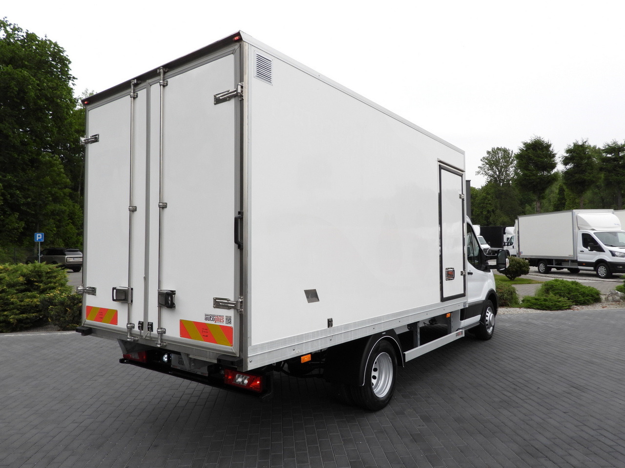 FORD TRANSIT BOX / REFRIGERATOR BOX 5*C / CRUISE CONTROL LED LIGHTS TWIN WHEELS AIR CONDITIONING 130HP - Varebil med skap: bilde 3 FORD TRANSIT BOX / REFRIGERATOR BOX 5*C / CRUISE CONTROL LED LIGHTS TWIN WHEELS AIR CONDITIONING 130HP - Varebil med skap: bilde 3