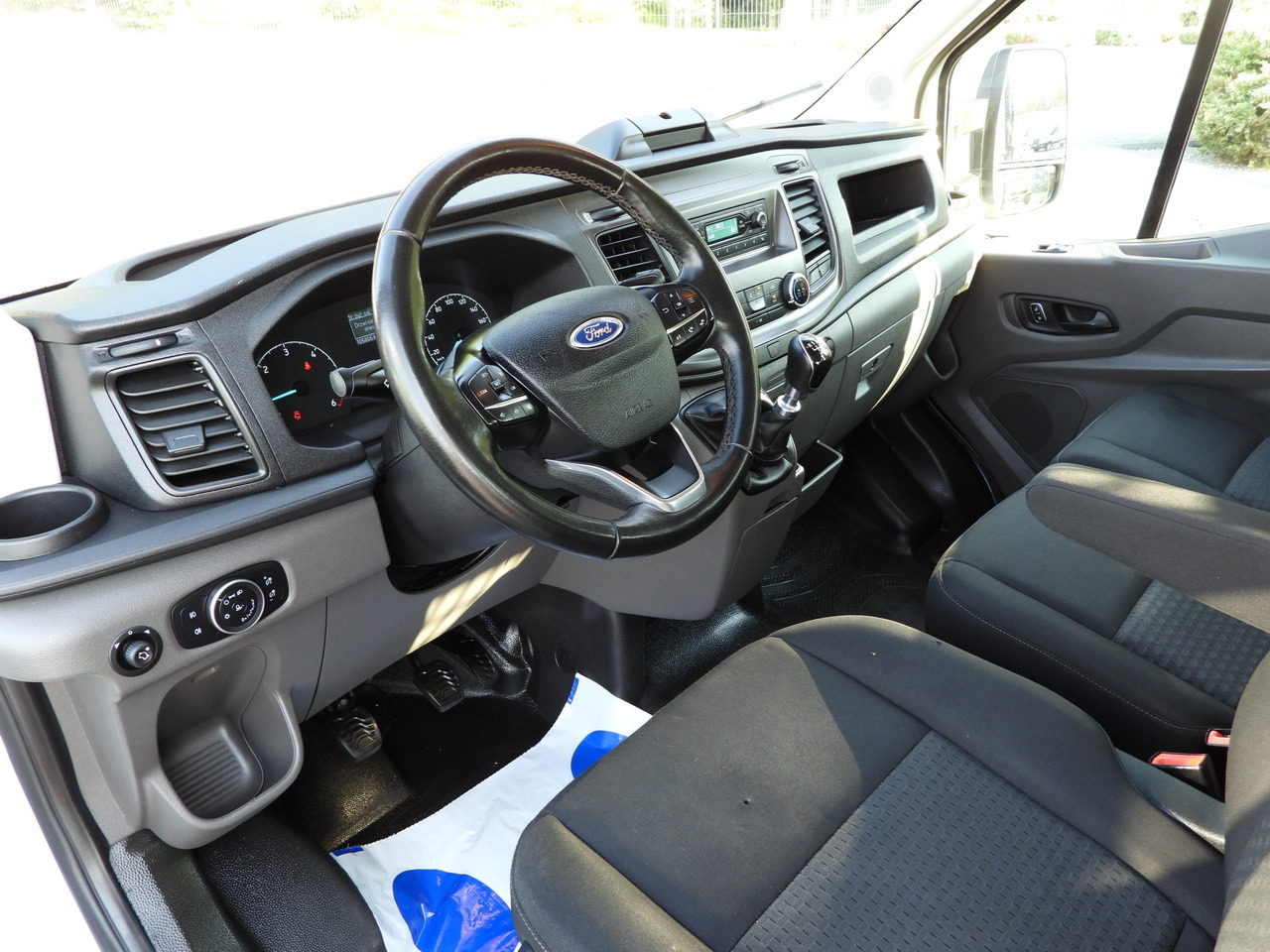 FORD TRANSIT STAKE BODY DOUBLE CABIN DOKA 7 SEATS TWIN WHEELS AIR CONDITIONING 130HP - Varebil med plan: bilde 2 FORD TRANSIT STAKE BODY DOUBLE CABIN DOKA 7 SEATS TWIN WHEELS AIR CONDITIONING 130HP - Varebil med plan: bilde 2
