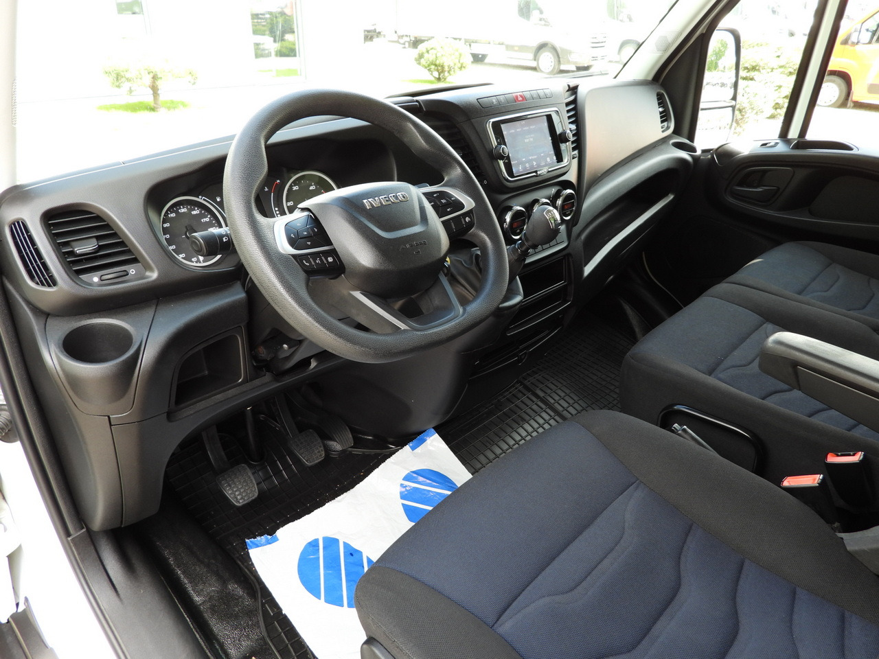 IVECO DAILY 35C16 BOX LIFT 8 PALLETS CRUISE CONTROL TWIN WHEELS AIR CONDITIONING 160HP - Varebil med skap: bilde 2 IVECO DAILY 35C16 BOX LIFT 8 PALLETS CRUISE CONTROL TWIN WHEELS AIR CONDITIONING 160HP - Varebil med skap: bilde 2