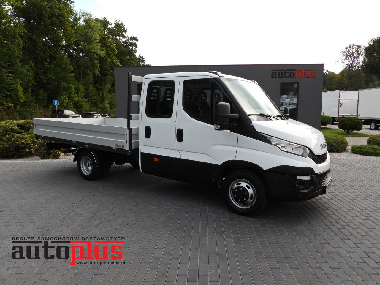 IVECO DAILY 35C17 STAKE BODY DOUBLE CABIN DOKA 7 SEATS CRUISE CONTROL TWIN WHEELS AIR CONDITIONING 170HP - Varebil med plan: bilde 1 IVECO DAILY 35C17 STAKE BODY DOUBLE CABIN DOKA 7 SEATS CRUISE CONTROL TWIN WHEELS AIR CONDITIONING 170HP - Varebil med plan: bilde 1