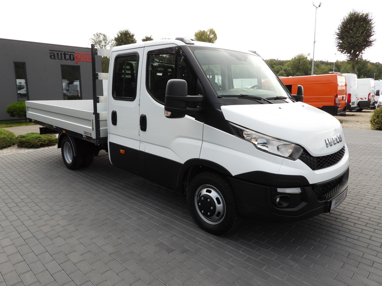 IVECO DAILY 35C17 STAKE BODY DOUBLE CABIN DOKA 7 SEATS CRUISE CONTROL TWIN WHEELS AIR CONDITIONING 170HP - Varebil med plan: bilde 4 IVECO DAILY 35C17 STAKE BODY DOUBLE CABIN DOKA 7 SEATS CRUISE CONTROL TWIN WHEELS AIR CONDITIONING 170HP - Varebil med plan: bilde 4