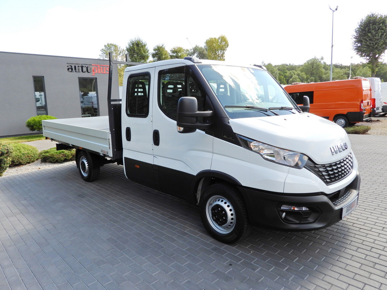 IVECO DAILY 35S14 STAKE BODY DOUBLE CABIN DOKA 7 SEATS CRUISE CONTROL AIR CONDITIONING 135HP - Varebil med plan: bilde 4 IVECO DAILY 35S14 STAKE BODY DOUBLE CABIN DOKA 7 SEATS CRUISE CONTROL AIR CONDITIONING 135HP - Varebil med plan: bilde 4