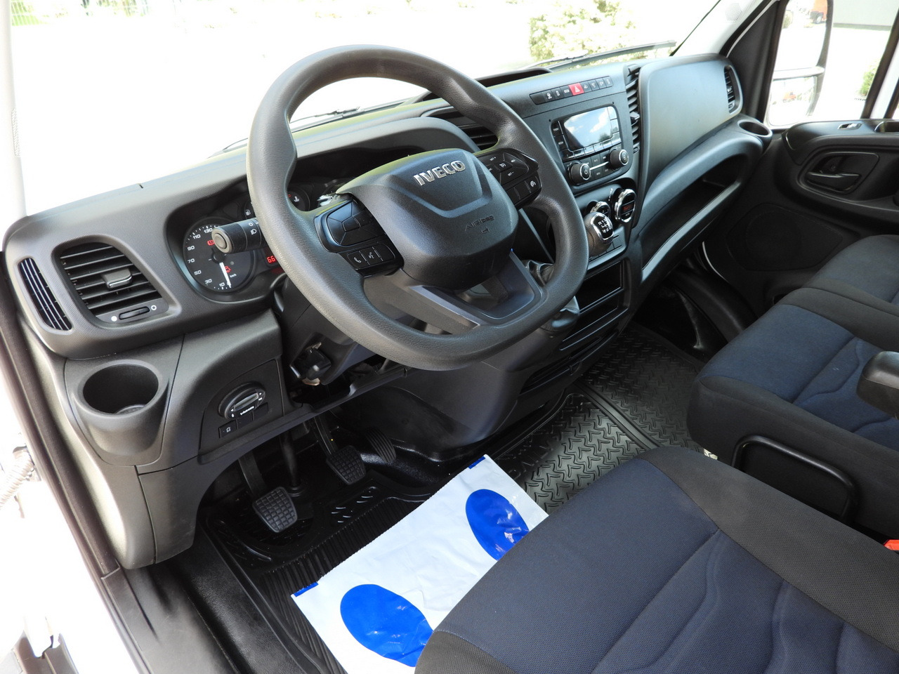 IVECO DAILY 35S14 STAKE BODY DOUBLE CABIN DOKA 7 SEATS CRUISE CONTROL AIR CONDITIONING 135HP - Varebil med plan: bilde 2 IVECO DAILY 35S14 STAKE BODY DOUBLE CABIN DOKA 7 SEATS CRUISE CONTROL AIR CONDITIONING 135HP - Varebil med plan: bilde 2