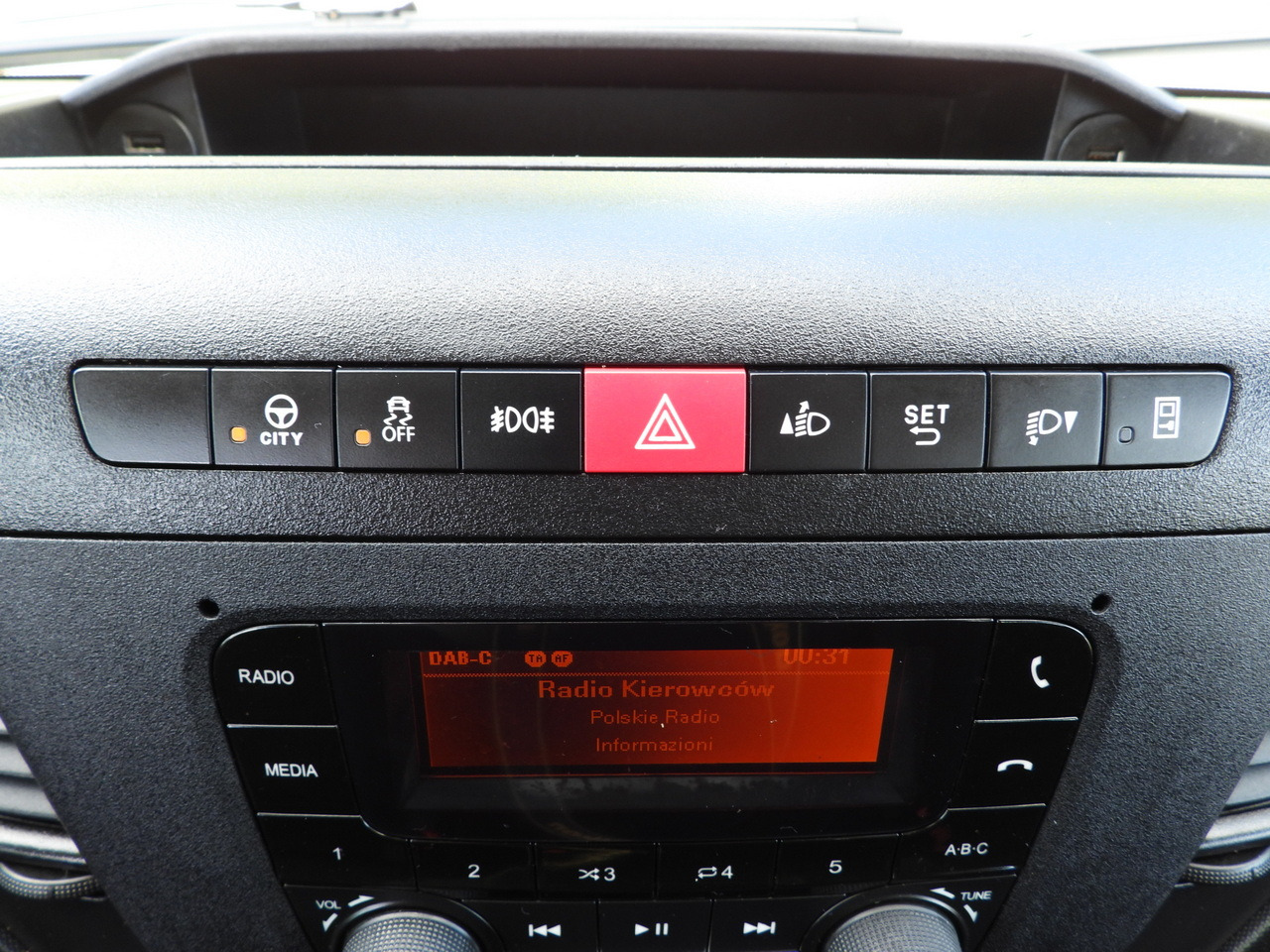 Varebil med dobbelt førerhus IVECO DAILY 35S14 STAKE BODY DOUBLE CABIN DOKA 7 SEATS CRUISE CONTROL AIR CONDITIONING 135HP: bilde 32 Varebil med dobbelt førerhus IVECO DAILY 35S14 STAKE BODY DOUBLE CABIN DOKA 7 SEATS CRUISE CONTROL AIR CONDITIONING 135HP: bilde 32