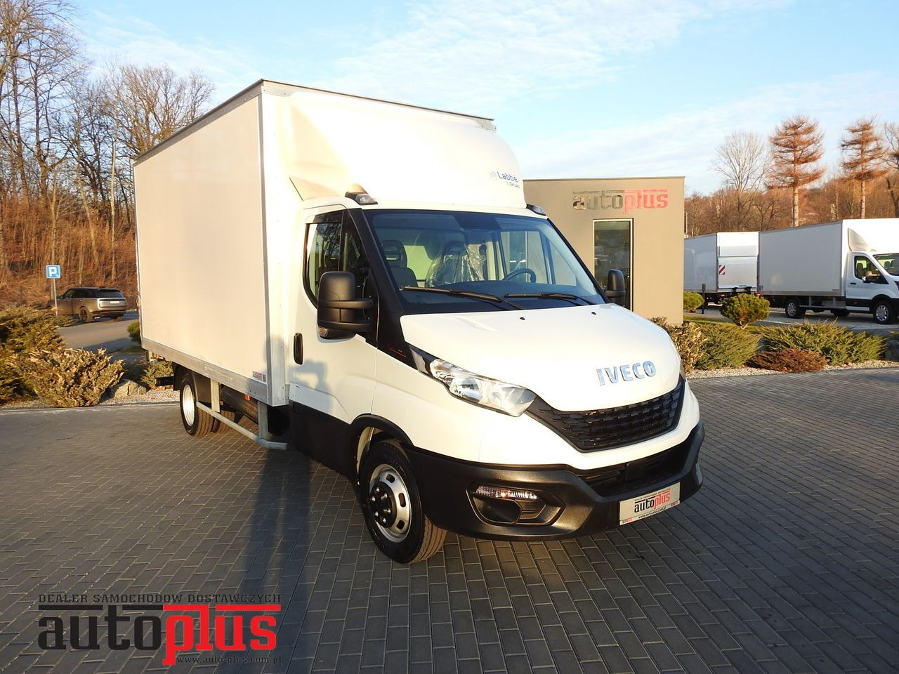 IVECO DAILY 35S16 BOX LIFT 8 PALLETS CRUISE CONTROL AIR CONDITIONING TWIN WHEELS 160HP - Varebil med skap: bilde 1 IVECO DAILY 35S16 BOX LIFT 8 PALLETS CRUISE CONTROL AIR CONDITIONING TWIN WHEELS 160HP - Varebil med skap: bilde 1