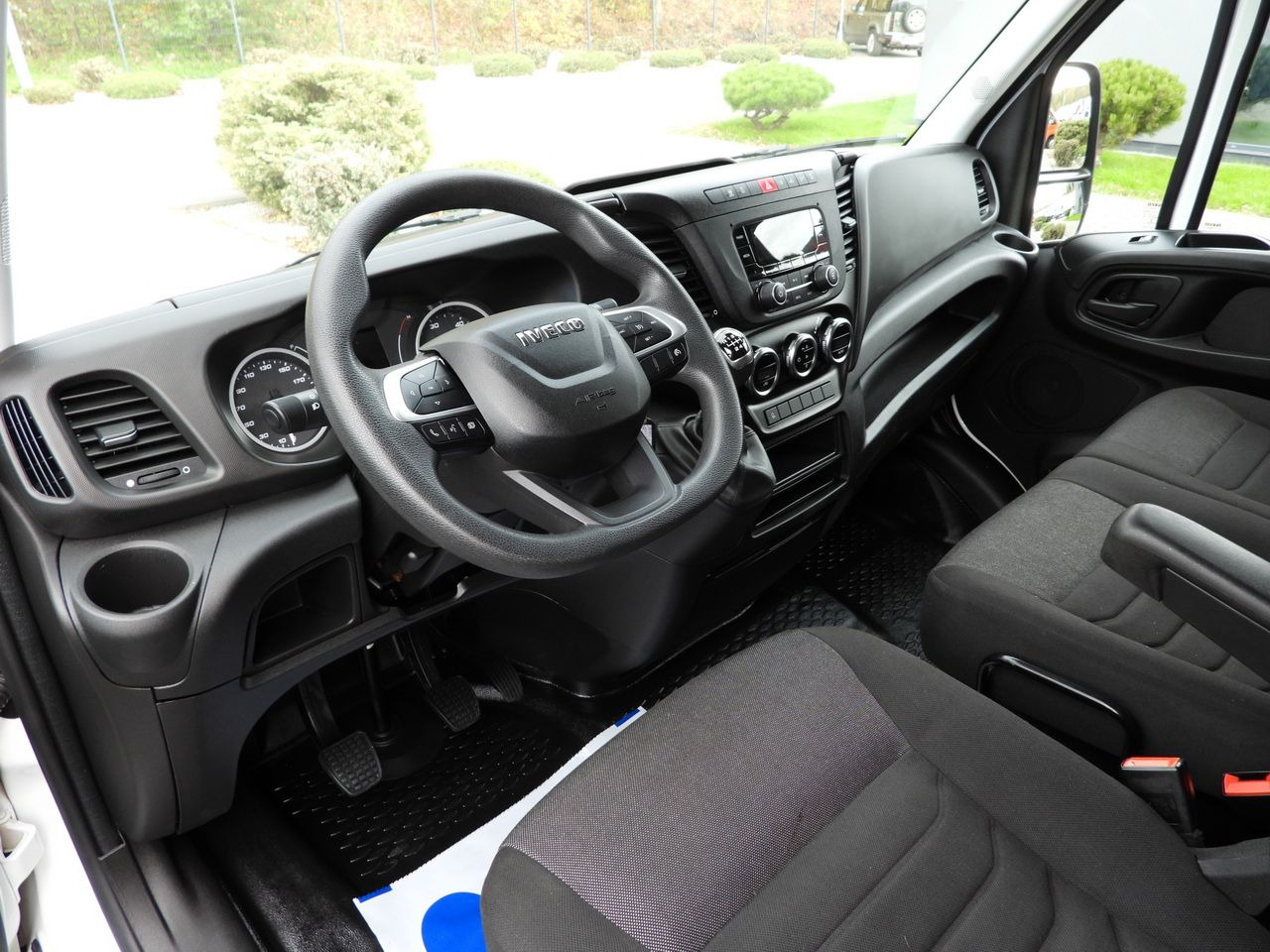 IVECO DAILY 35S16 BOX LIFT 8 PALLETS CRUISE CONTROL AIR CONDITIONING TWIN WHEELS 160HP - Varebil med skap: bilde 2 IVECO DAILY 35S16 BOX LIFT 8 PALLETS CRUISE CONTROL AIR CONDITIONING TWIN WHEELS 160HP - Varebil med skap: bilde 2