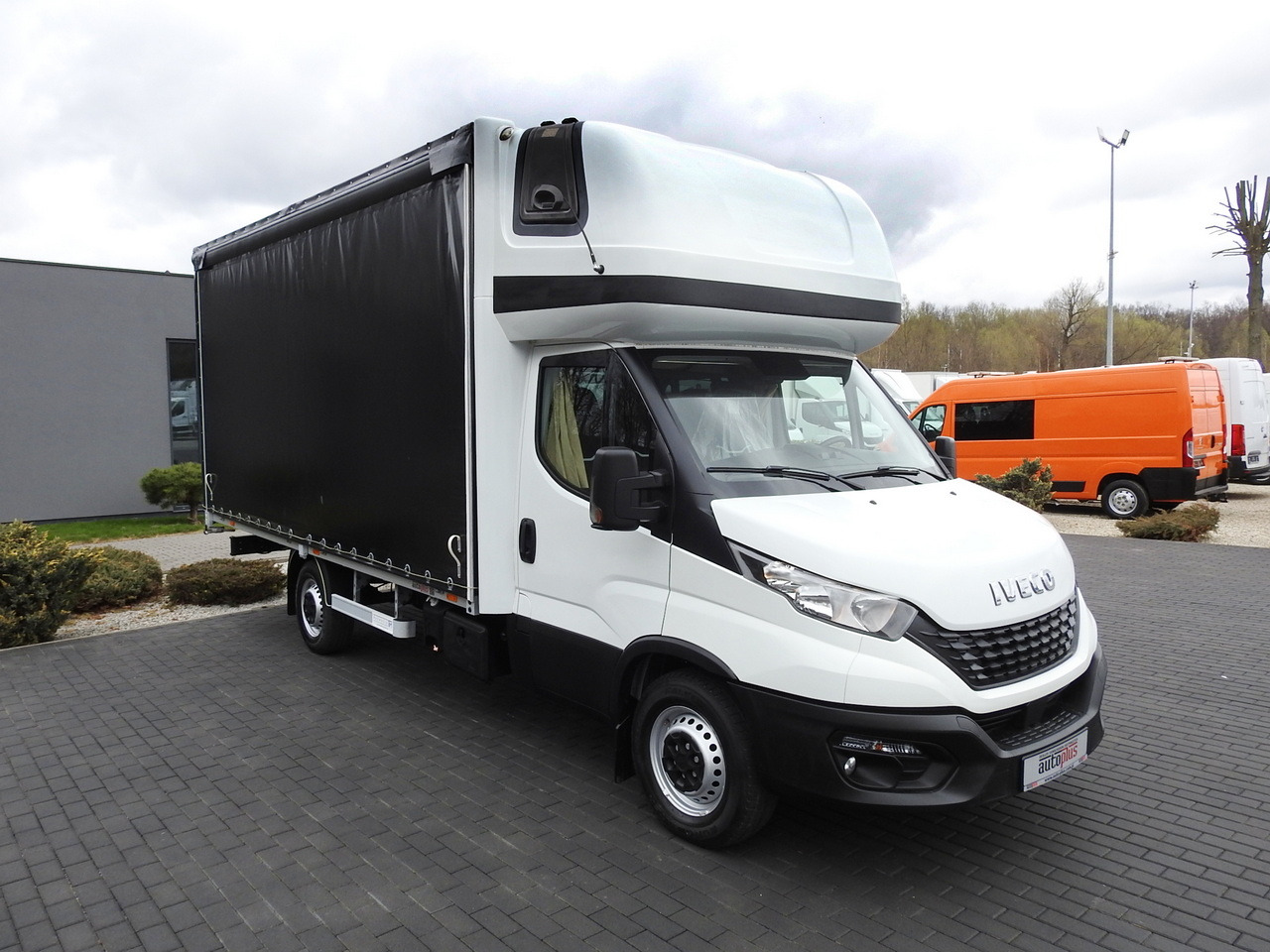IVECO DAILY 35S18 TARPAULIN 10 PALLETS WEBASTO CRUISE CONTROL AIR CONDITIONING 180HP - Varebil med kapell: bilde 4 IVECO DAILY 35S18 TARPAULIN 10 PALLETS WEBASTO CRUISE CONTROL AIR CONDITIONING 180HP - Varebil med kapell: bilde 4