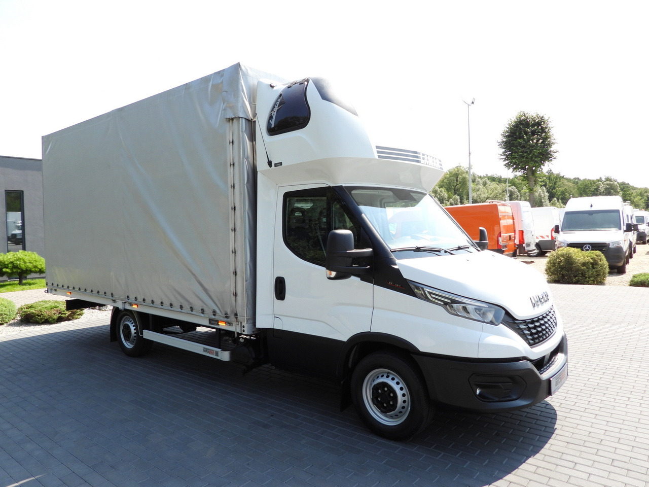 IVECO DAILY 35S18 TARPAULIN 10 PALLETS WEBASTO CRUISE CONTROL LED LIGHTS PNEUMATICS AIR CONDITIONING 180HP - Varebil med kapell: bilde 4 IVECO DAILY 35S18 TARPAULIN 10 PALLETS WEBASTO CRUISE CONTROL LED LIGHTS PNEUMATICS AIR CONDITIONING 180HP - Varebil med kapell: bilde 4