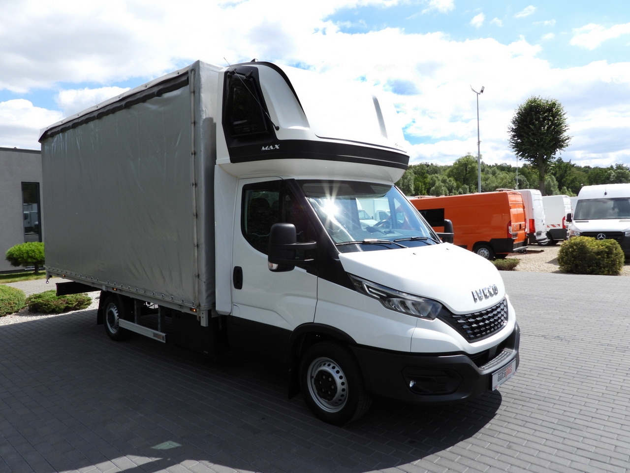IVECO DAILY 35S18 TARPAULIN 10 PALLETS WEBASTO CRUISE CONTROL NAVIGATION LED LIGHTS AIR CONDITIONING 180HP - Varebil med kapell: bilde 4 IVECO DAILY 35S18 TARPAULIN 10 PALLETS WEBASTO CRUISE CONTROL NAVIGATION LED LIGHTS AIR CONDITIONING 180HP - Varebil med kapell: bilde 4