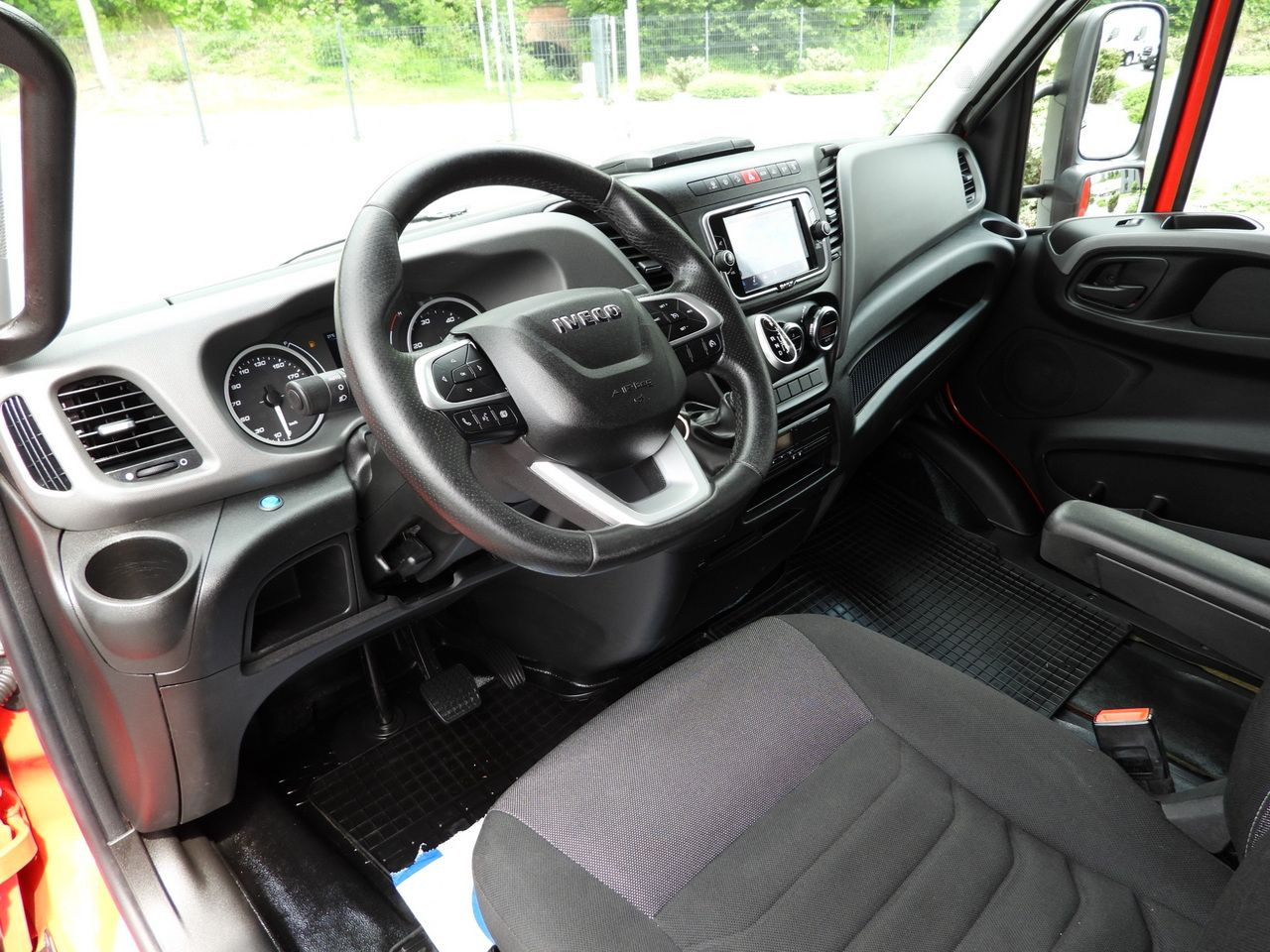 IVECO DAILY 35S21 TARPAULIN 10 PALLETS WEBASTO CRUISE CONTROL NAVIGATION LED LIGHTS PNEUMATICS AUTOMATIC TRANSMISSION HI-MATIC AIR CONDITIONING 210HP - Varebil med kapell: bilde 2 IVECO DAILY 35S21 TARPAULIN 10 PALLETS WEBASTO CRUISE CONTROL NAVIGATION LED LIGHTS PNEUMATICS AUTOMATIC TRANSMISSION HI-MATIC AIR CONDITIONING 210HP - Varebil med kapell: bilde 2