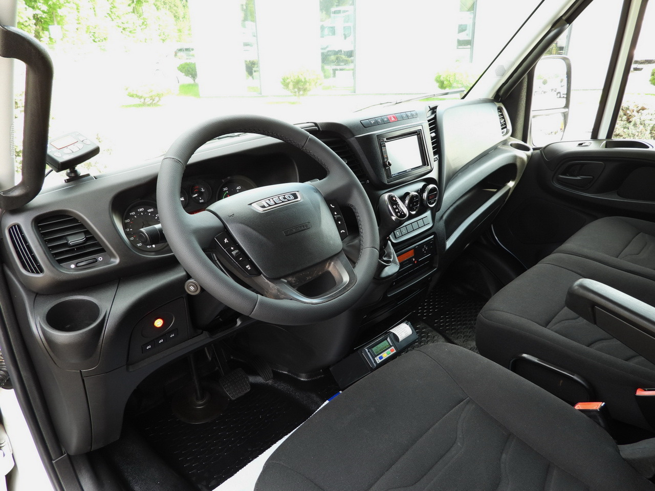 IVECO DAILY 70C17 REFRIGERATOR 1*C LIFT 10 PALLETS POWER SUPPLY 230V CRUISE CONTROL AIR CONDITIONING PNEUMATICS AUTOMATIC TRANSMISSION HI-MATIC TWIN WHEELS 170HP - Lastebil med kjøl: bilde 2 IVECO DAILY 70C17 REFRIGERATOR 1*C LIFT 10 PALLETS POWER SUPPLY 230V CRUISE CONTROL AIR CONDITIONING PNEUMATICS AUTOMATIC TRANSMISSION HI-MATIC TWIN WHEELS 170HP - Lastebil med kjøl: bilde 2