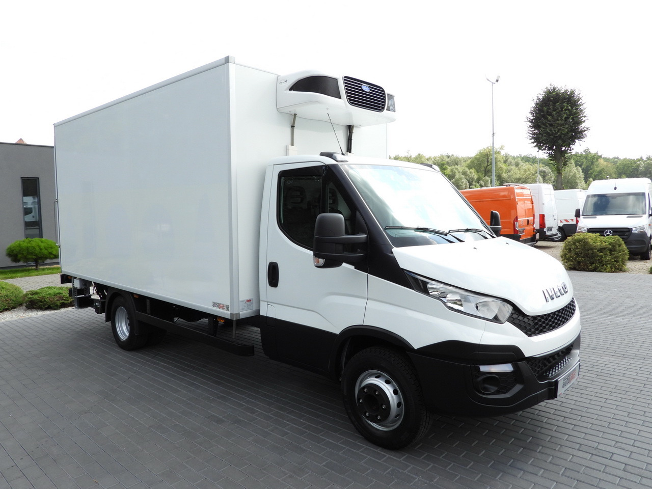 IVECO DAILY 70C17 REFRIGERATOR 1*C LIFT 10 PALLETS POWER SUPPLY 230V CRUISE CONTROL AIR CONDITIONING PNEUMATICS AUTOMATIC TRANSMISSION HI-MATIC TWIN WHEELS 170HP - Lastebil med kjøl: bilde 4 IVECO DAILY 70C17 REFRIGERATOR 1*C LIFT 10 PALLETS POWER SUPPLY 230V CRUISE CONTROL AIR CONDITIONING PNEUMATICS AUTOMATIC TRANSMISSION HI-MATIC TWIN WHEELS 170HP - Lastebil med kjøl: bilde 4