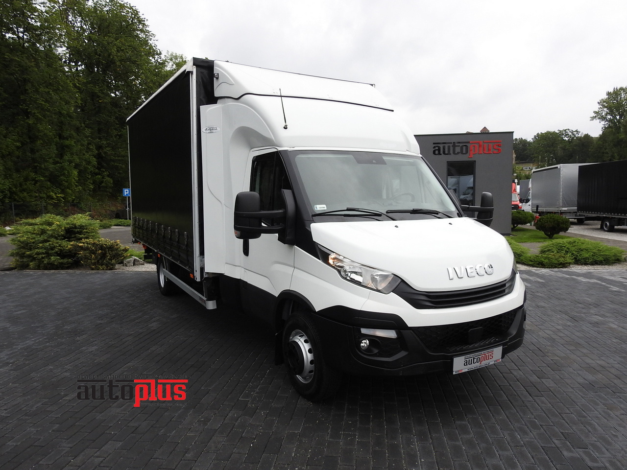 IVECO DAILY 70C18 TARPAULIN LIFT 12 PALLETS WEBASTO CRUISE CONTROL TWIN WHEELS AIR CONDITIONING 180HP - Varebil med kapell: bilde 1 IVECO DAILY 70C18 TARPAULIN LIFT 12 PALLETS WEBASTO CRUISE CONTROL TWIN WHEELS AIR CONDITIONING 180HP - Varebil med kapell: bilde 1