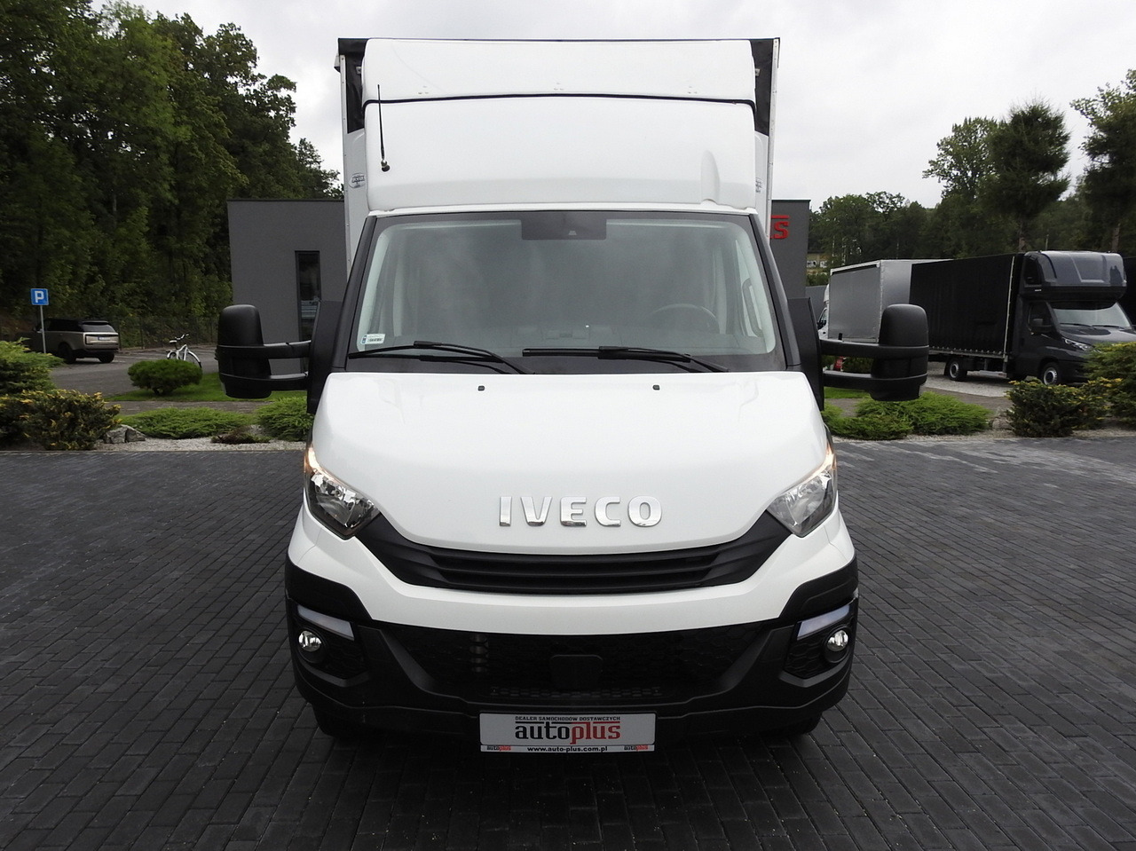 IVECO DAILY 70C18 TARPAULIN LIFT 12 PALLETS WEBASTO CRUISE CONTROL TWIN WHEELS AIR CONDITIONING 180HP - Varebil med kapell: bilde 5 IVECO DAILY 70C18 TARPAULIN LIFT 12 PALLETS WEBASTO CRUISE CONTROL TWIN WHEELS AIR CONDITIONING 180HP - Varebil med kapell: bilde 5