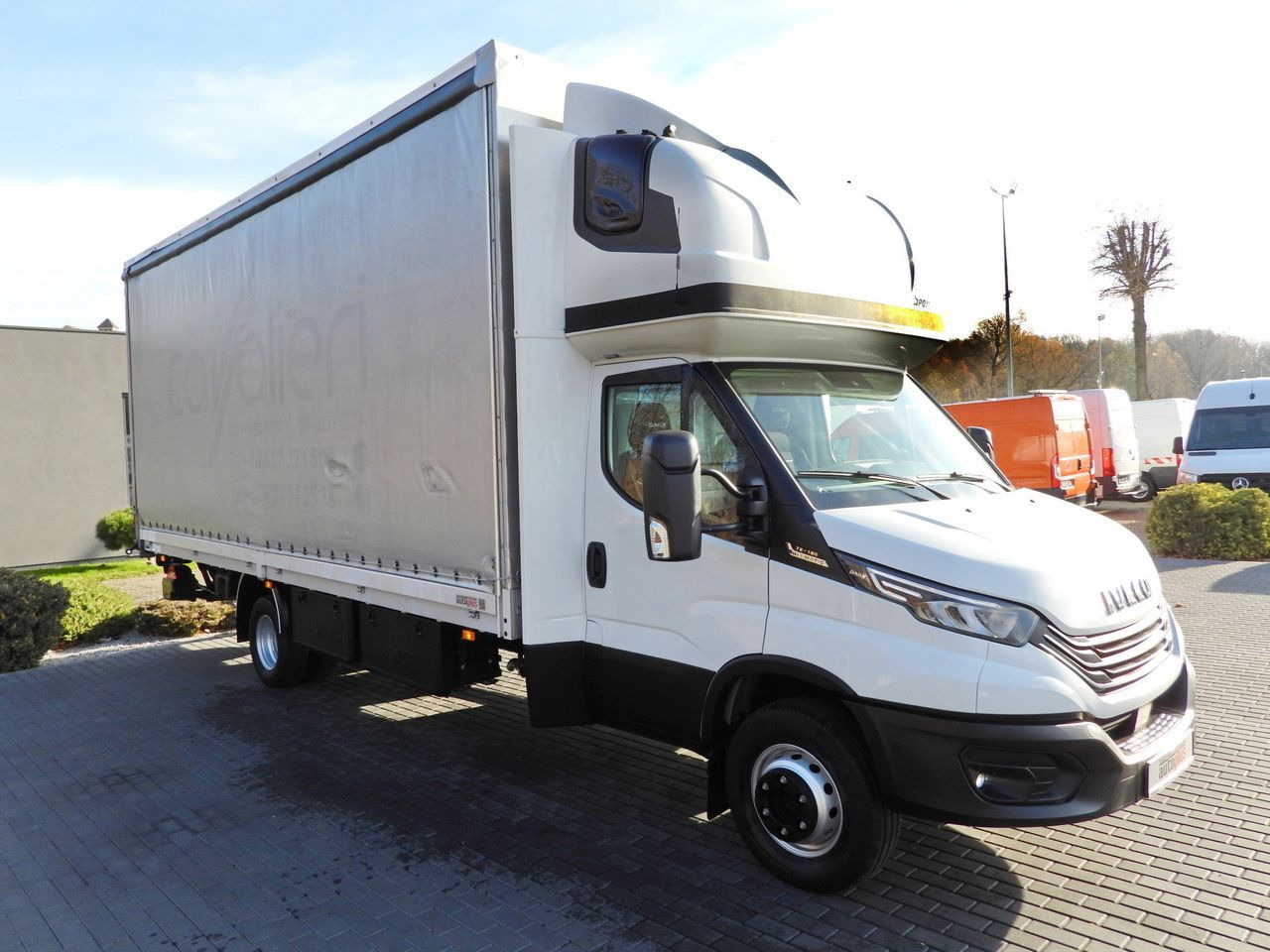 IVECO DAILY 70C18 TARPAULIN LIFT 16 PALLETS WEBASTO CRUISE CONTROL NAVIGATION LED LIGHTS PNEUMATICS AUTOMATIC TRANSMISSION HI-MATIC TWIN WHEELS AIR CONDITIONING 180HP - Kapellbil: bilde 4 IVECO DAILY 70C18 TARPAULIN LIFT 16 PALLETS WEBASTO CRUISE CONTROL NAVIGATION LED LIGHTS PNEUMATICS AUTOMATIC TRANSMISSION HI-MATIC TWIN WHEELS AIR CONDITIONING 180HP - Kapellbil: bilde 4