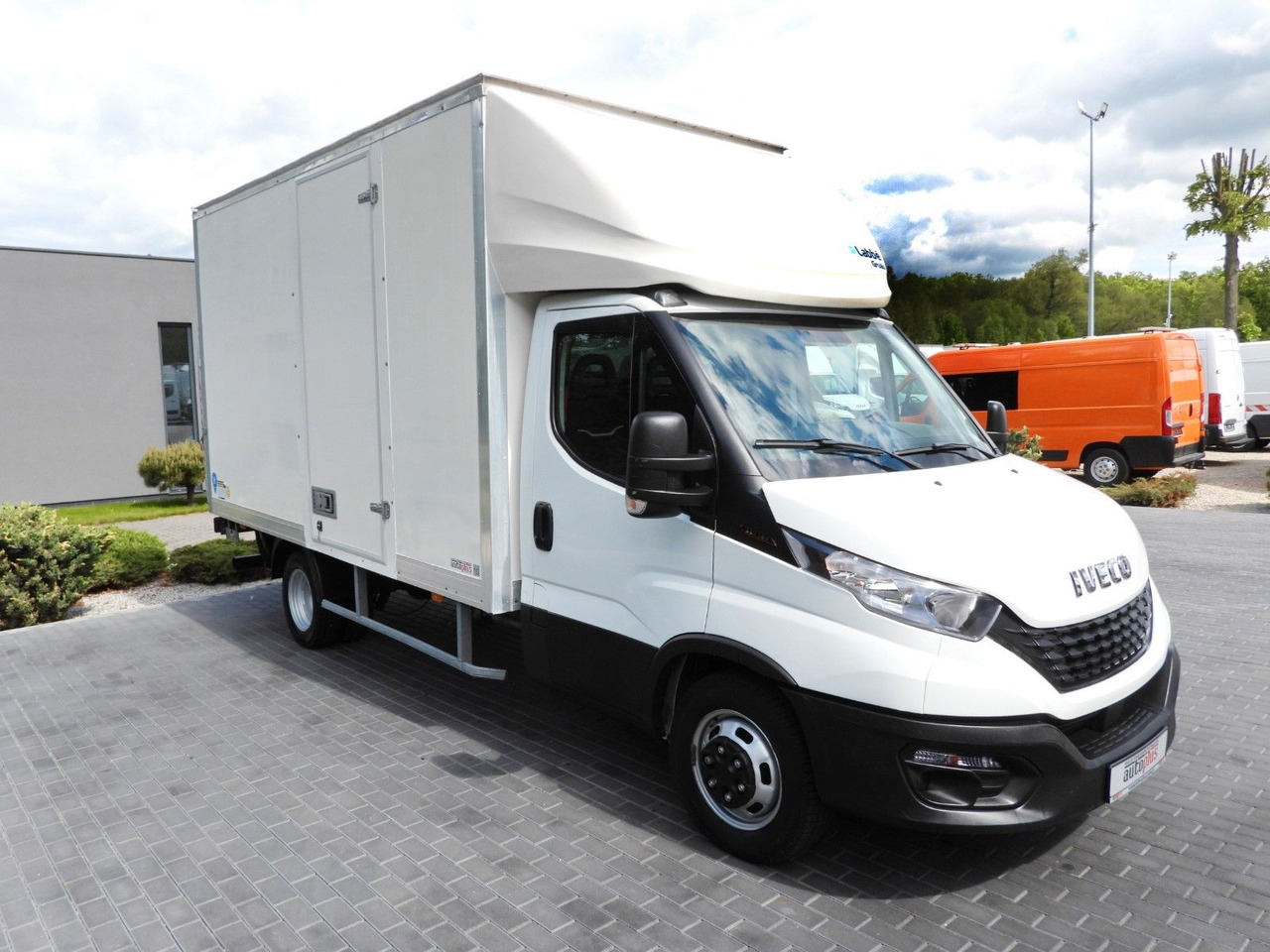 Iveco DAILY 35C16 KOFFER AUFZUG 8 PALETTEN TEMPOMAT Iveco DAILY 35C16 KOFFER AUFZUG 8 PALETTEN TEMPOMAT - Varebil med skap: bilde 4 Iveco DAILY 35C16 KOFFER AUFZUG 8 PALETTEN TEMPOMAT Iveco DAILY 35C16 KOFFER AUFZUG 8 PALETTEN TEMPOMAT - Varebil med skap: bilde 4