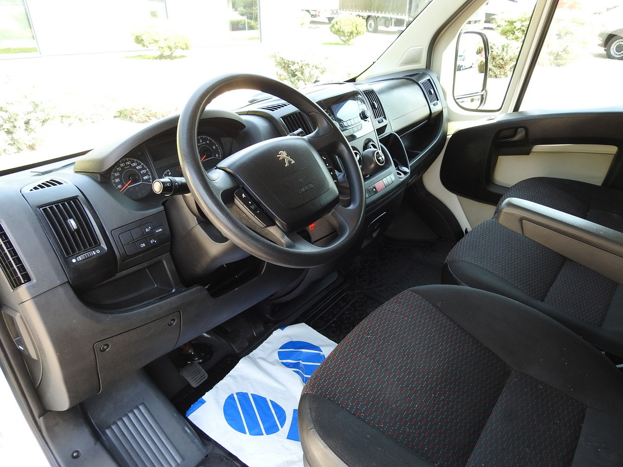 PEUGEOT BOXER BOX DELIVERY VAN 7 SEATS 110HP - Kassebil: bilde 2 PEUGEOT BOXER BOX DELIVERY VAN 7 SEATS 110HP - Kassebil: bilde 2