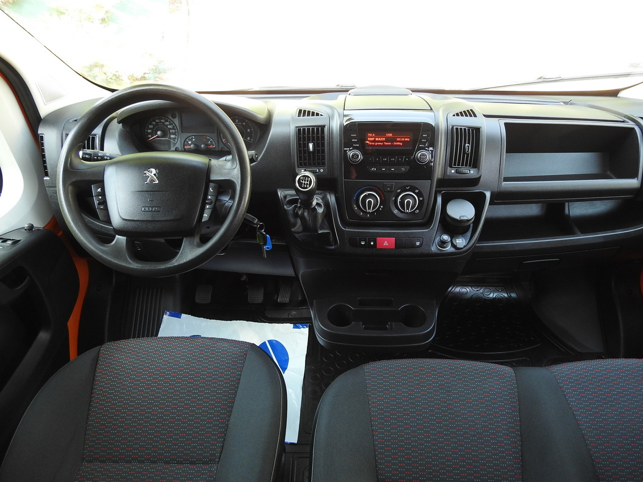 PEUGEOT BOXER BOX DELIVERY VAN 7 SEATS AIR CONDITIONING 120HP - Kassebil: bilde 2 PEUGEOT BOXER BOX DELIVERY VAN 7 SEATS AIR CONDITIONING 120HP - Kassebil: bilde 2