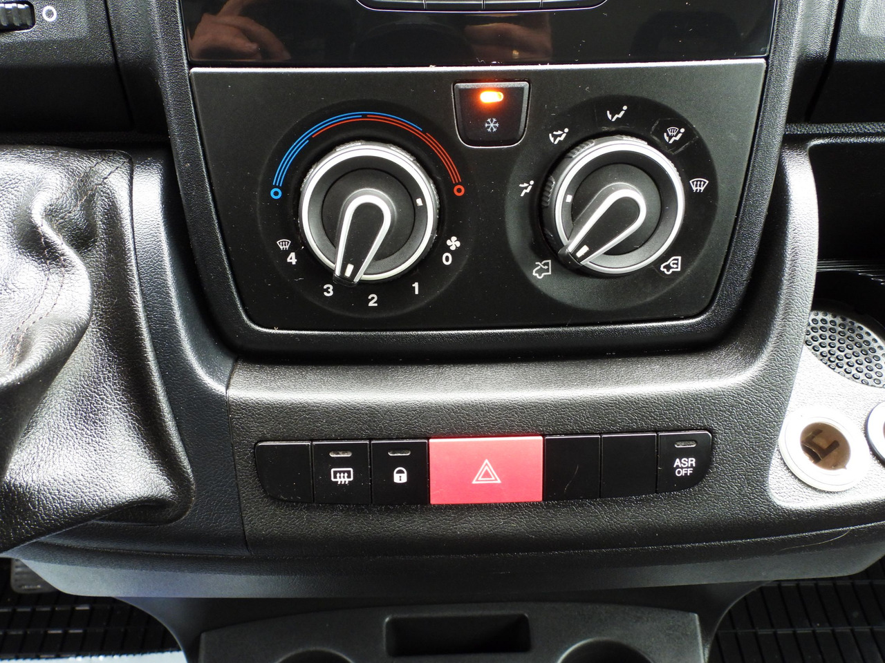 PEUGEOT BOXER STAKE BODY DOUBLE CABIN DOKA 7 SEATS CRUISE CONTROL AIR CONDITIONING 140HP - Varebil med plan: bilde 2 PEUGEOT BOXER STAKE BODY DOUBLE CABIN DOKA 7 SEATS CRUISE CONTROL AIR CONDITIONING 140HP - Varebil med plan: bilde 2