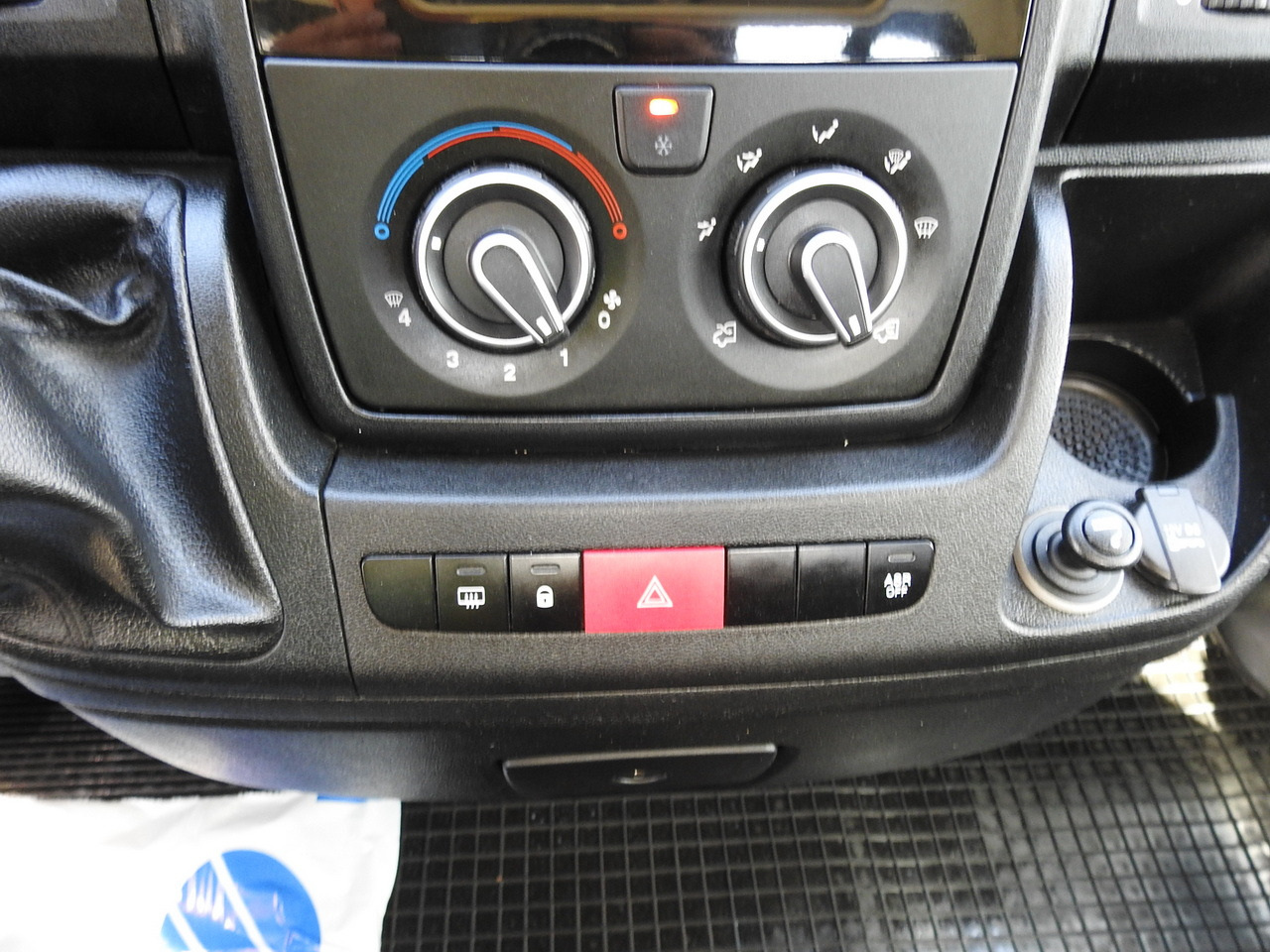 Varebil med tipp PEUGEOT BOXER THREE-WAY TIPPER  AIR CONDITIONING  130HP: bilde 37