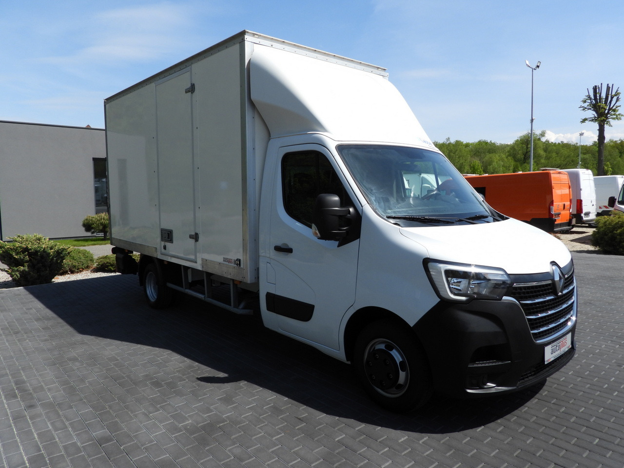 RENAULT MASTER BOX LIFT 8 PALLETS CRUISE CONTROL NAVIGATION LED LIGHTS TWIN WHEELS AIR CONDITIONING 145HP - Varebil med skap: bilde 4 RENAULT MASTER BOX LIFT 8 PALLETS CRUISE CONTROL NAVIGATION LED LIGHTS TWIN WHEELS AIR CONDITIONING 145HP - Varebil med skap: bilde 4