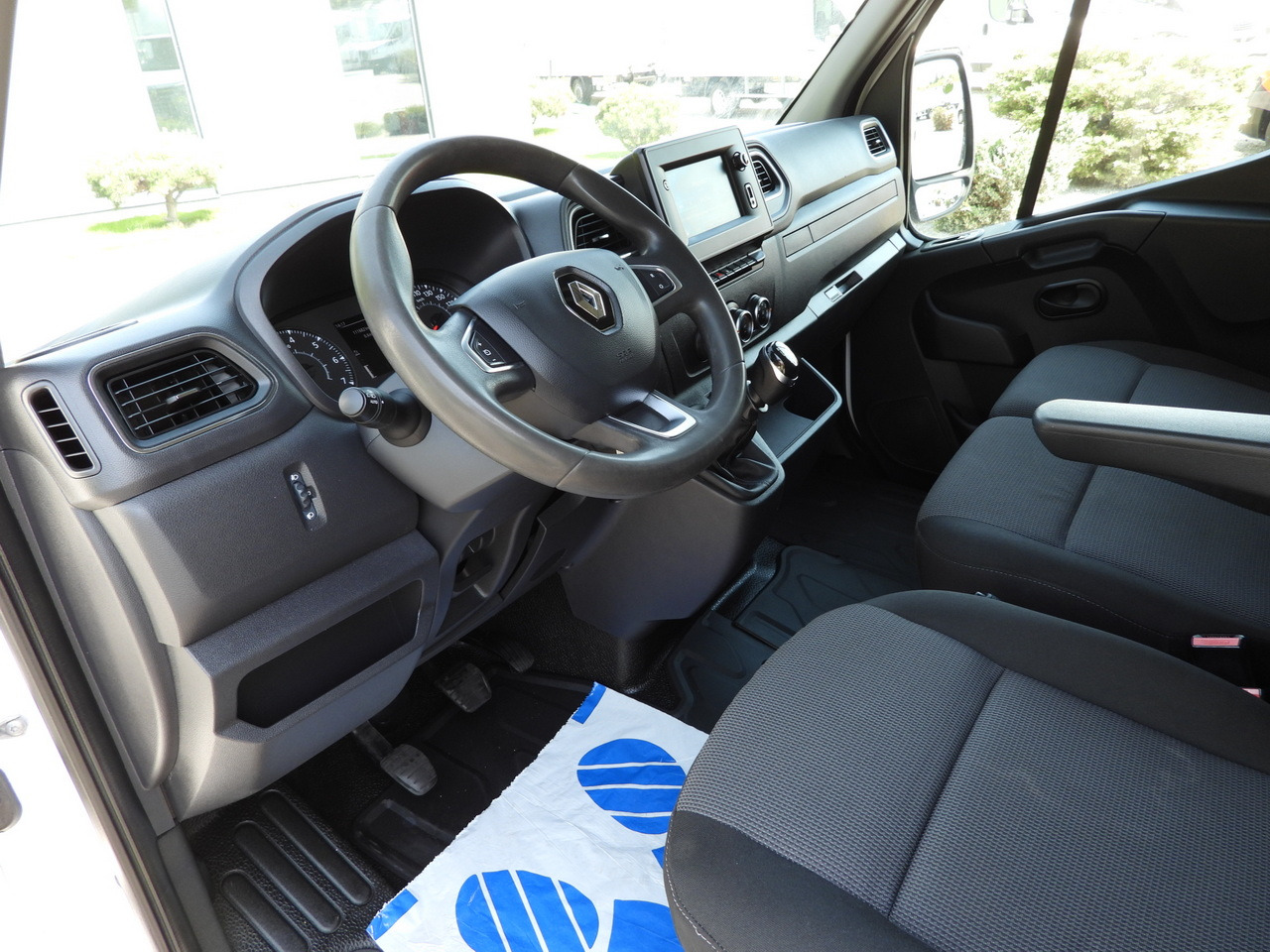 RENAULT MASTER BOX LIFT 8 PALLETS CRUISE CONTROL NAVIGATION LED LIGHTS TWIN WHEELS AIR CONDITIONING 145HP - Varebil med skap: bilde 2 RENAULT MASTER BOX LIFT 8 PALLETS CRUISE CONTROL NAVIGATION LED LIGHTS TWIN WHEELS AIR CONDITIONING 145HP - Varebil med skap: bilde 2