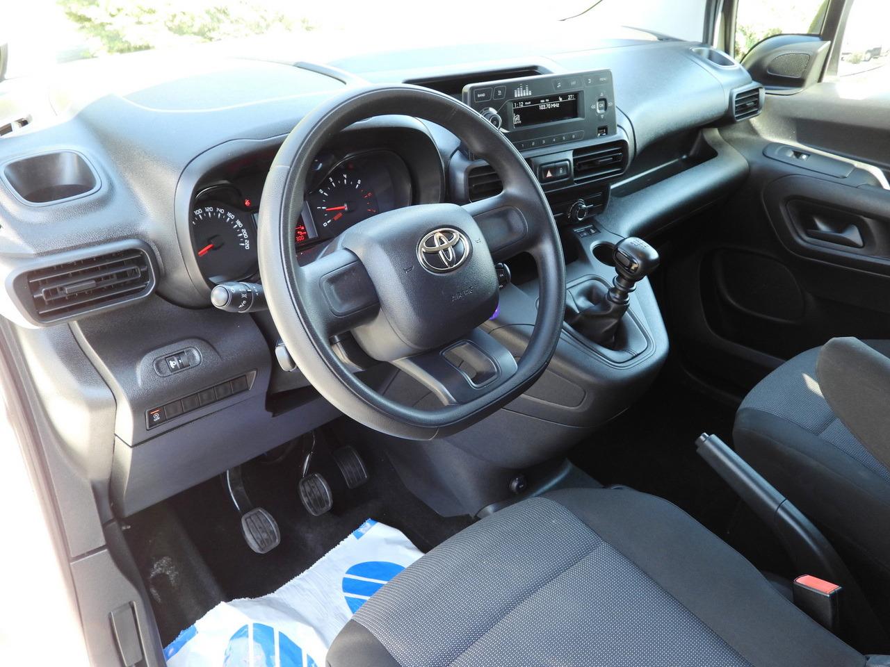 TOYOTA PROACE CITY REFRIGERATOR VAN -15*C POWER SUPPLY 230V CRUISE CONTROL AIR CONDITIONING 100HP - Kjølebil: bilde 2 TOYOTA PROACE CITY REFRIGERATOR VAN -15*C POWER SUPPLY 230V CRUISE CONTROL AIR CONDITIONING 100HP - Kjølebil: bilde 2