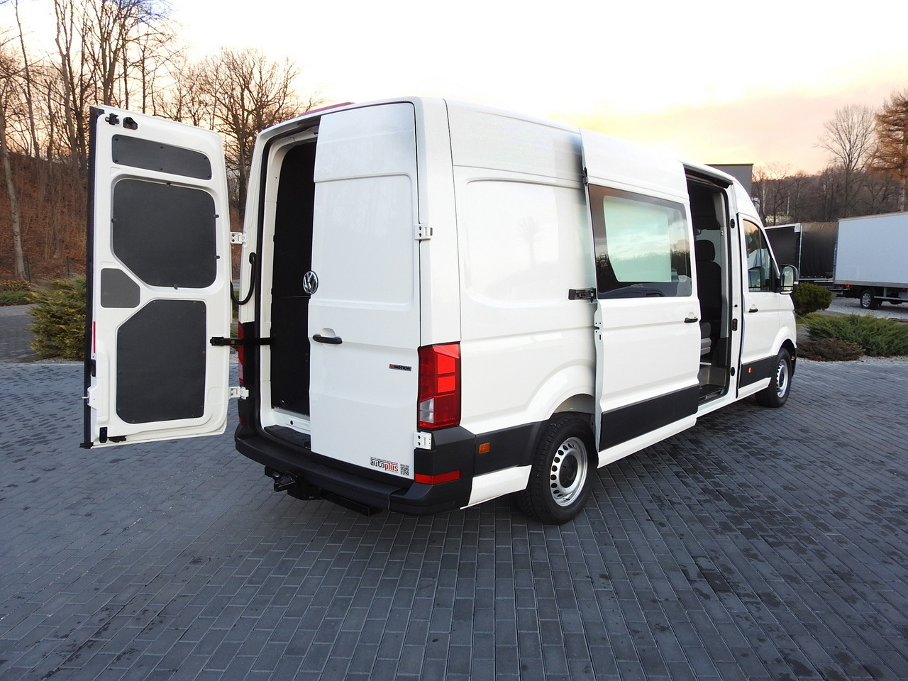 VOLKSWAGEN CRAFTER 4X4 4MOTION BOX DELIVERY VAN 7 SEATS AIR CONDITIONING 140HP - Kassebil: bilde 3 VOLKSWAGEN CRAFTER 4X4 4MOTION BOX DELIVERY VAN 7 SEATS AIR CONDITIONING 140HP - Kassebil: bilde 3