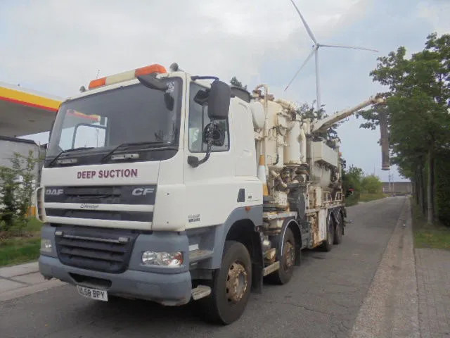 DAF CF 85.410 8X4 BLADGEVEERD - Vakuum lastebil: bilde 1 DAF CF 85.410 8X4 BLADGEVEERD - Vakuum lastebil: bilde 1