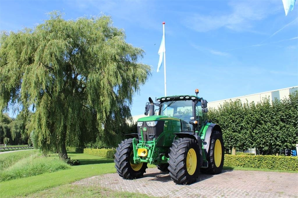 John Deere 6215R - Traktor: bilde 1 John Deere 6215R - Traktor: bilde 1