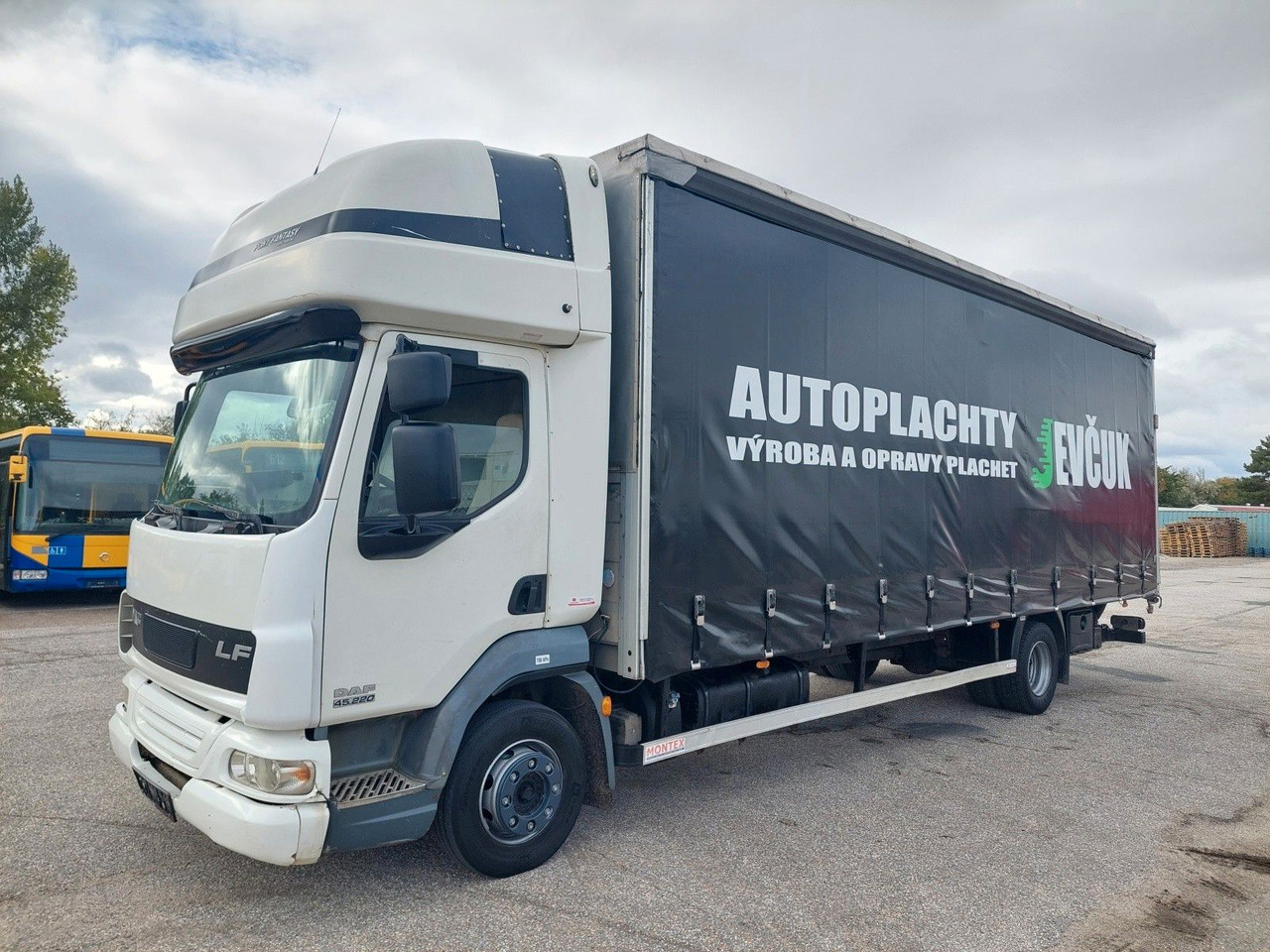 DAF FA LF 45.220 G12 4x2 - Kapellbil: bilde 1 DAF FA LF 45.220 G12 4x2 - Kapellbil: bilde 1