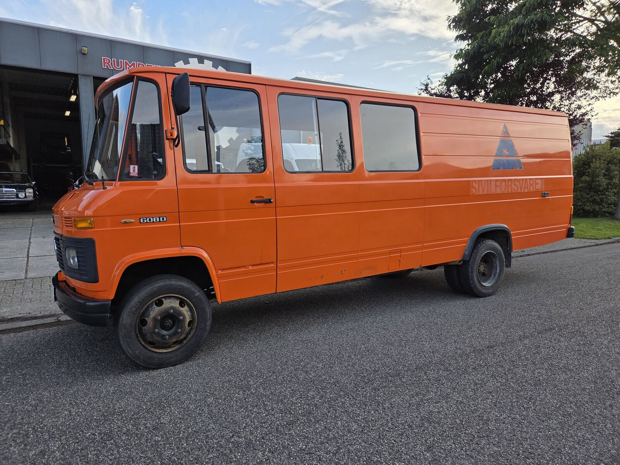 Mercedes-Benz L 608 D dubbel cabine (26700 km) goederen en personen bestelwagen - Persontransport: bilde 1 Mercedes-Benz L 608 D dubbel cabine (26700 km) goederen en personen bestelwagen - Persontransport: bilde 1